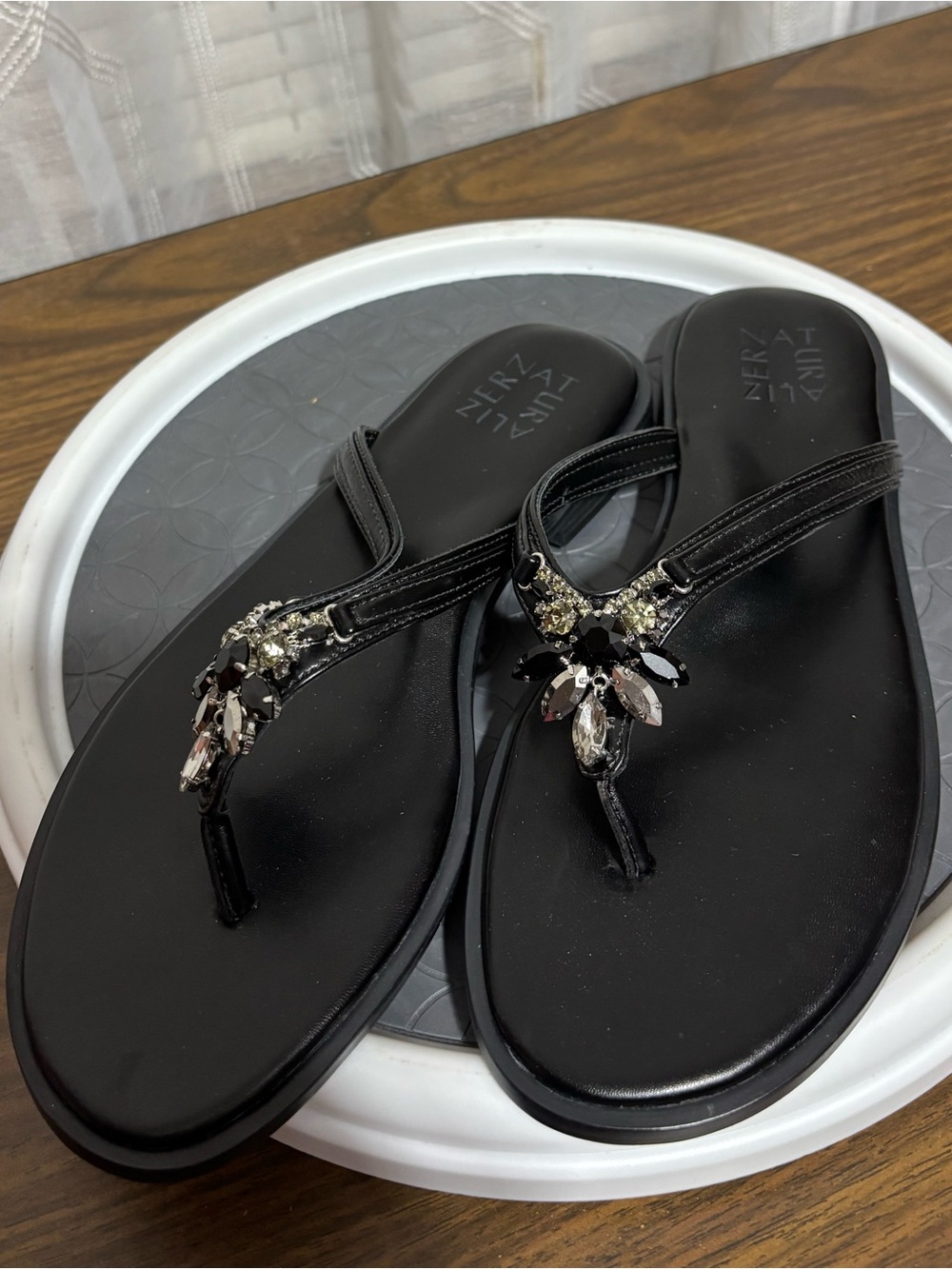 NATURALIZER 8M Black Jeweled T-Strap Women's Sandals. NWOT
